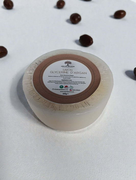 Savon glycérine d’Argan 100 g, savon hydratant naturel à l'huile d’argan sur fond blanc.